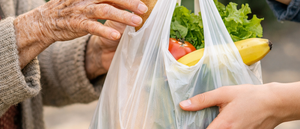 Mani che si incontrano per la spesa